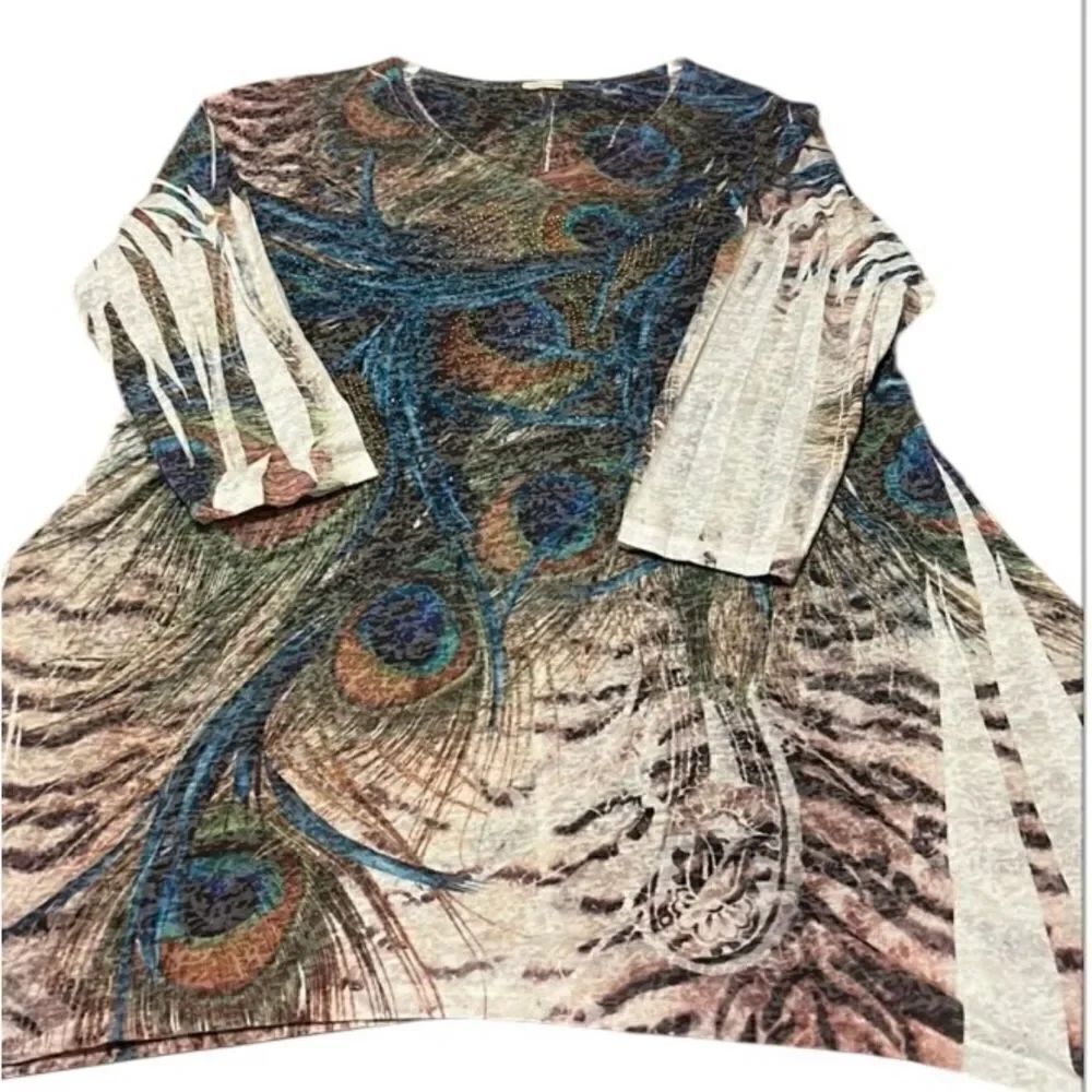 Gorgeous tunic peacock feather design & tiny rhinestones 3/4 sleeves sz S EUC